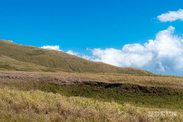 高清摄影 背景有一座山坡的草地场地