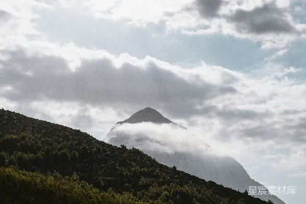 高清摄影 雾蒙蒙的山峰从云层中浮现出来