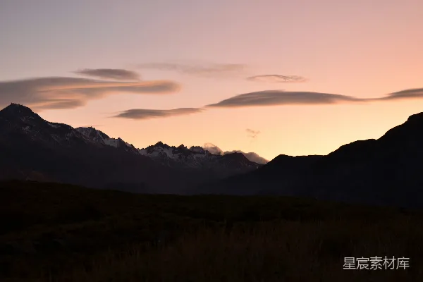 高清摄影 山峦之上夕阳西下