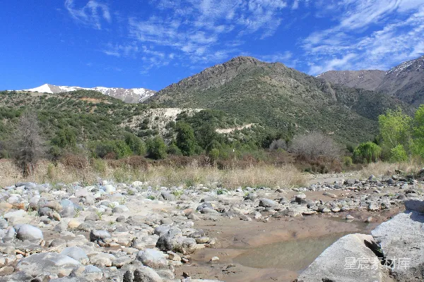 高清摄影 背景中有山的一条崎岖的河床