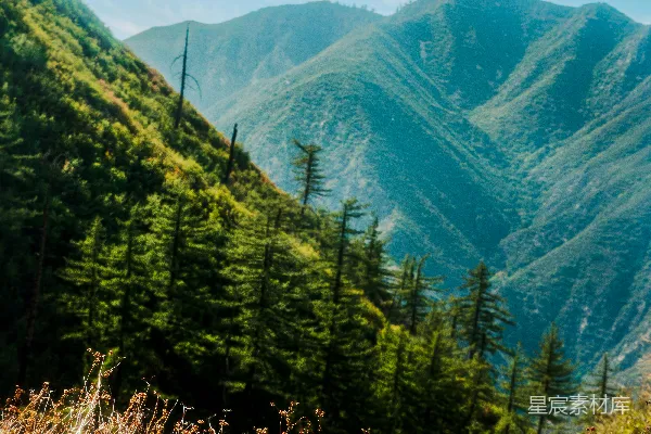 高清摄影 前景中有一片山峦的景象。