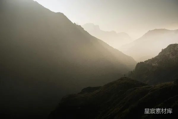 高清摄影 山顶上站立着一个人