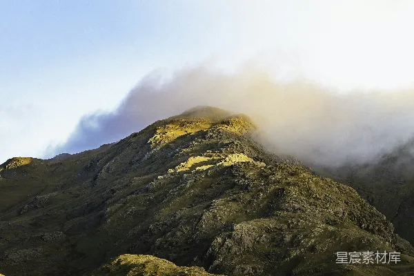 高清摄影 天空中有几朵云的非常高的山峰