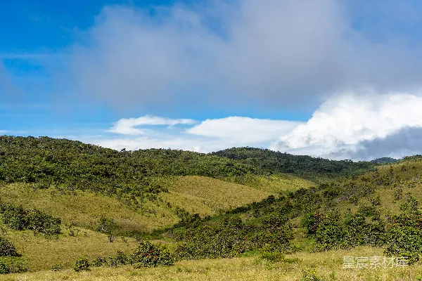 高清摄影 绿 hills 和山谷 在 一片 浓郁 的 蓝天 下 。