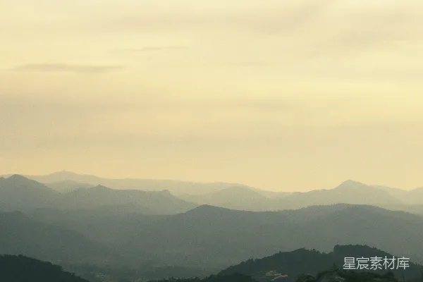 高清摄影 层峦叠嶂下灰蒙的天空