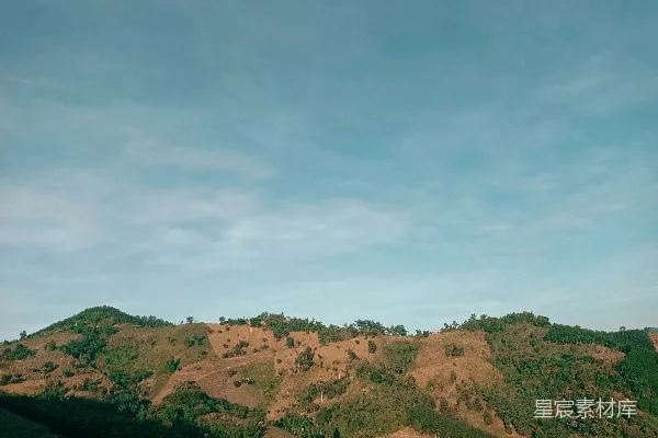 高清摄影 白天绿山与褐山映衬蓝天