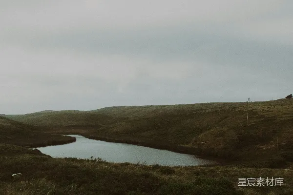 高清摄影 草地上一个小小的湖泊