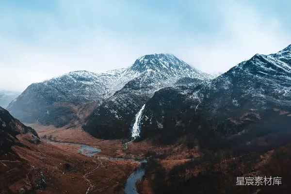 高清摄影 山峦之间的俯瞰图，一条河流从中穿过