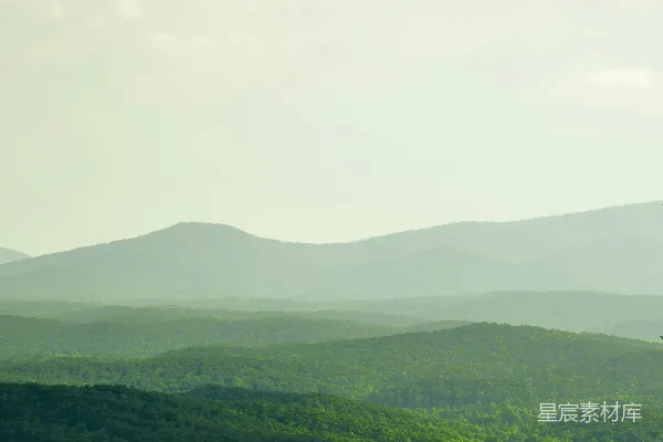 高清摄影 连绵的绿 hills 淡淡地消失在远方。