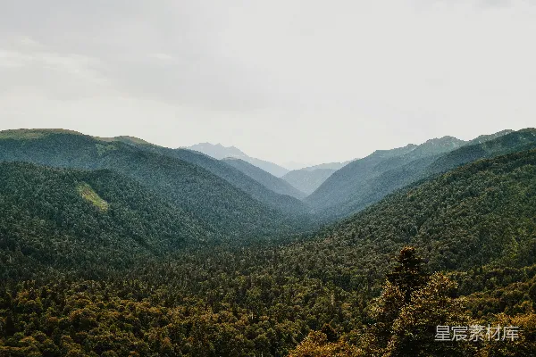 高清摄影 白天绿山映白天空