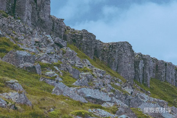 高清摄影 背景中有山的一座石质建筑