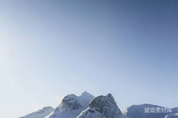 高清摄影 白天雪覆盖的山在蓝天之下