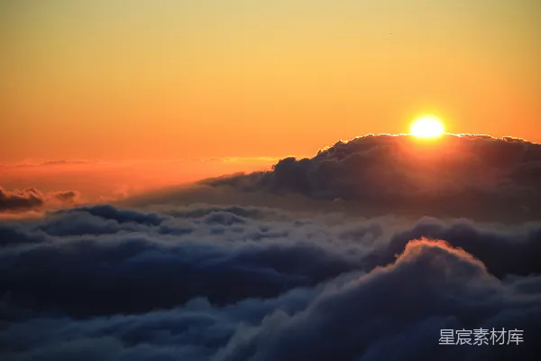 高清摄影 天边的太阳正落入云层之中