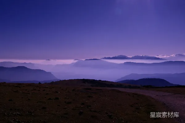 高清摄影 黎明时分远处山峦上空的紫色雾气。