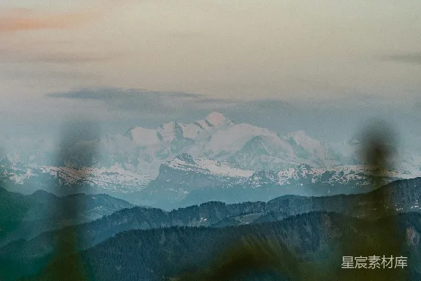高清摄影 傍晚雪山与重峦叠嶂的美景。