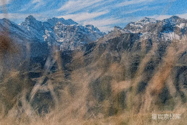 高清摄影 蓝天下的雪山，云雾缭绕