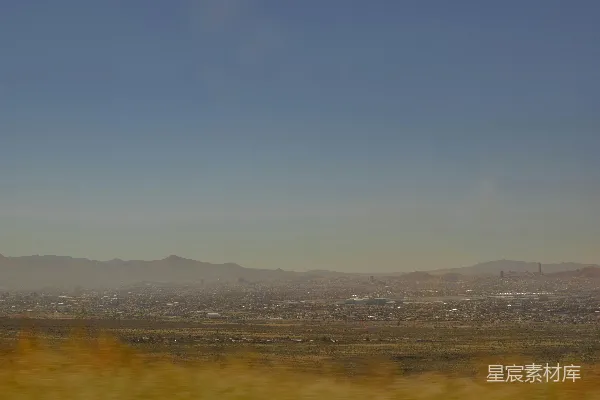 高清摄影 远处山脉中的沙漠景色
