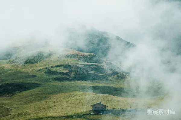 高清摄影 中有一栋房子的草地上