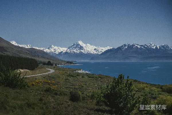 高清摄影 山峦间的美景，湖水在 foreground 显得格外引人注目。