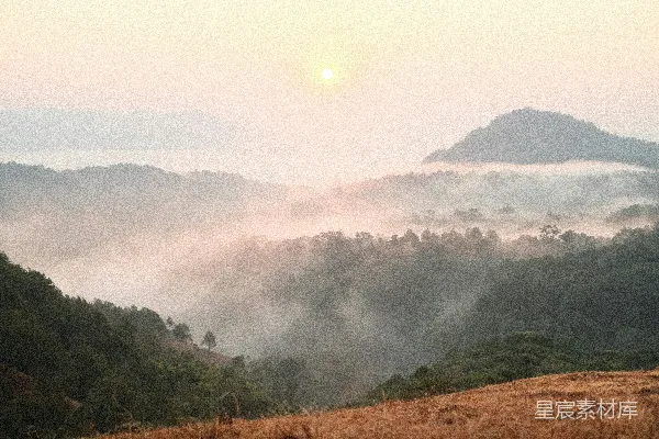 高清摄影 日出时分的云雾山脉，柔和的光线