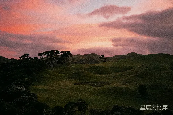 高清摄影 背景是树木和云朵的草地小丘