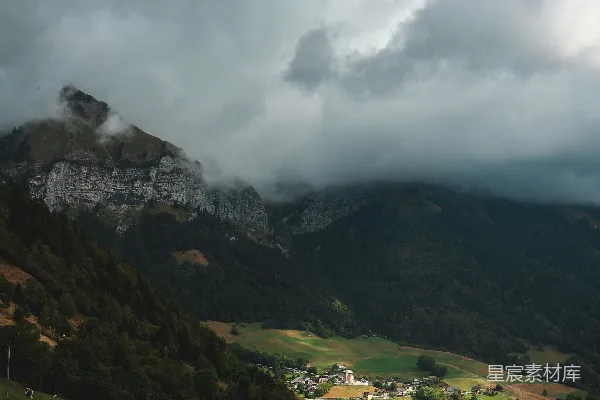 高清摄影 山峦在一片戏剧性的暴风雨天空下耸立。