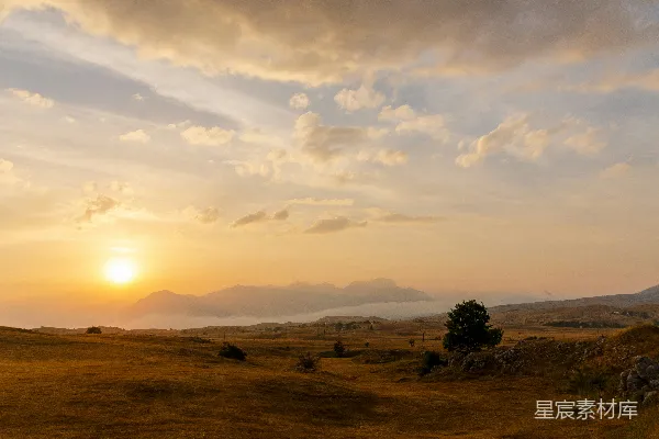 高清摄影 夕阳西下在一片草地上方