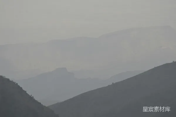 高清摄影 远处层峦叠嶂的山峰逐渐隐去。