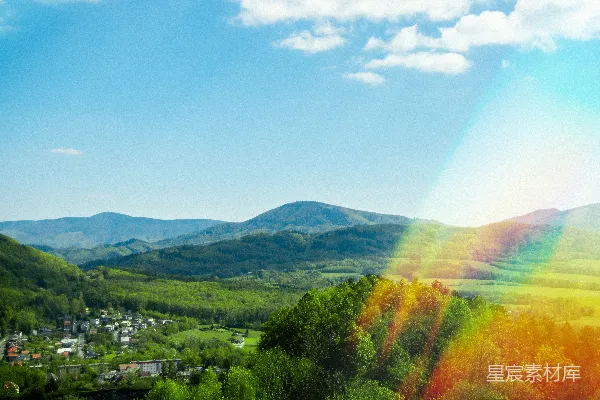 高清摄影 山峦树木在蓝天之下。