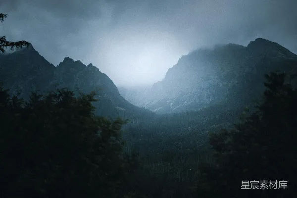 高清摄影 晨雾缭绕的暗云遮蔽着巍峨山峦。