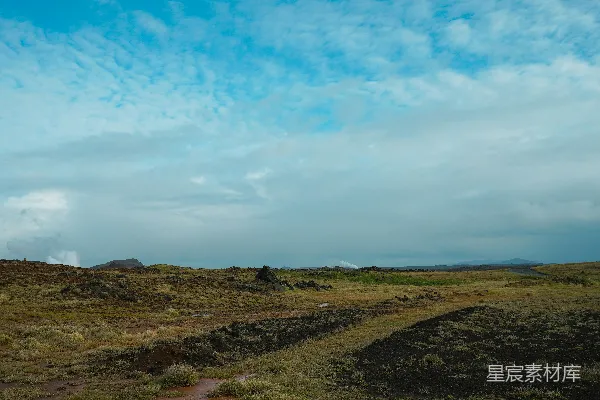 高清摄影 一片广阔的蓝天下的开阔风景。