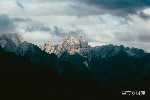 高清摄影 崎岖的山峰下是壮观的云层天空。