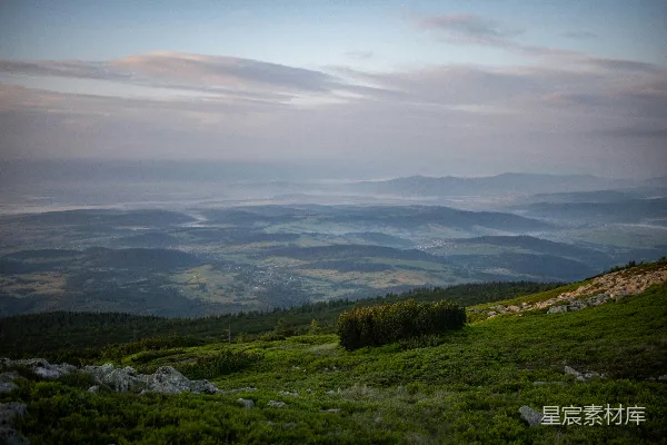 高清摄影 山顶上俯视的山谷和山脉美景