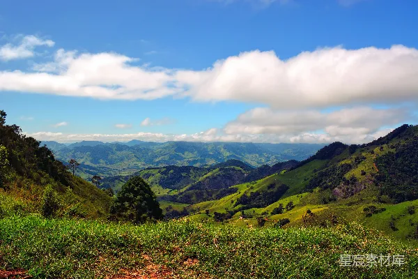 高清摄影 山谷中的美景，背景是山峦。