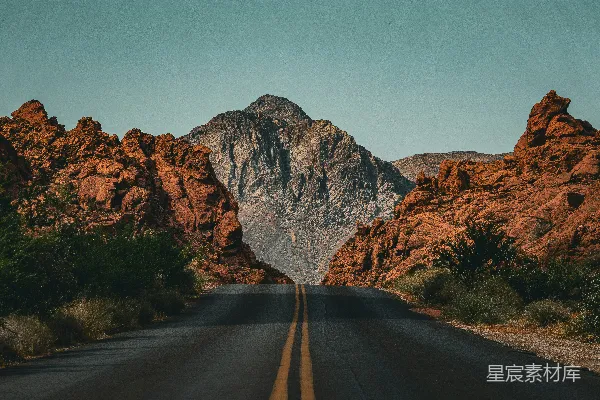 高清摄影 背景有一座山的道路