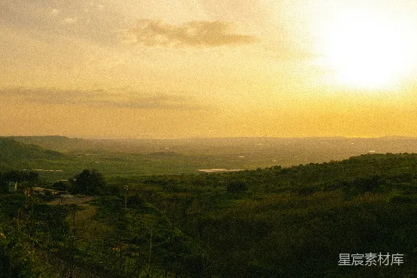 高清摄影 金色的夕阳照耀在起伏的绿 hills 和山谷之中