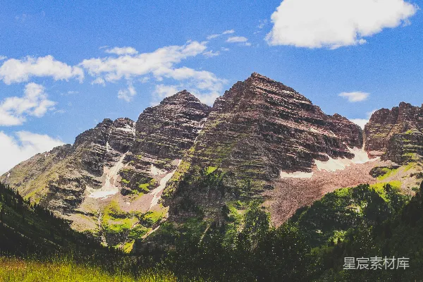 高清摄影 蓝天之下绿山褐山的白天景象
