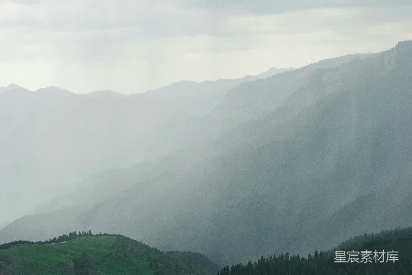 高清摄影 云蒸霞蔚中绿树环抱的山谷。