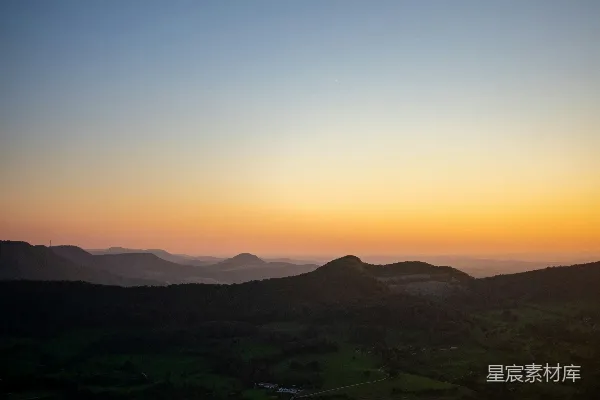 高清摄影 山峦之上，夕阳西下