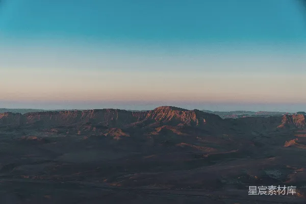 高清摄影 白天棕色和黑色山脉下的蓝天