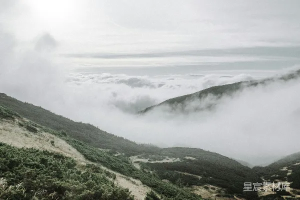 高清摄影 被雾笼罩的山峦