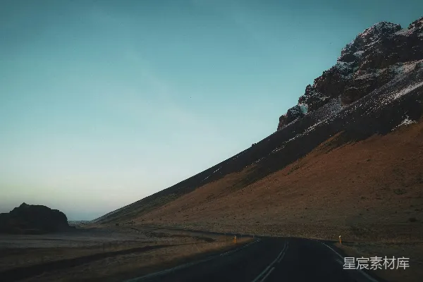 高清摄影 背景中有座山的道路