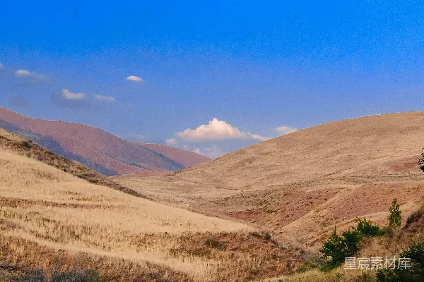 高清摄影 金色的山峦下是一片湛蓝的天空