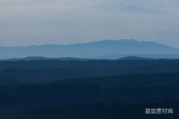 高清摄影 站在山顶上的人