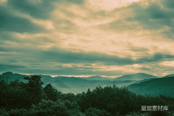 高清摄影 一幅山峦景色，天空中有云朵的景象