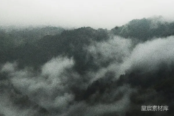 高清摄影 雾蒙蒙的高山被浓密的云雾所笼罩。
