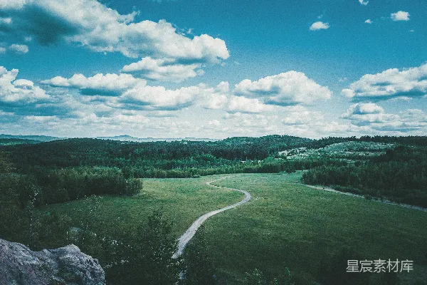 高清摄影 白天绿草地上空晴朗的天空