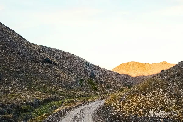 高清摄影 白天灰沥青路两侧有棕色草地