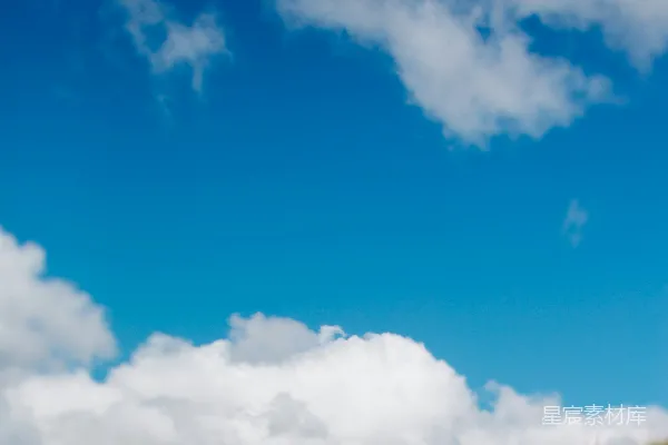 高清摄影 碧空之下草坡，蓝天白云间