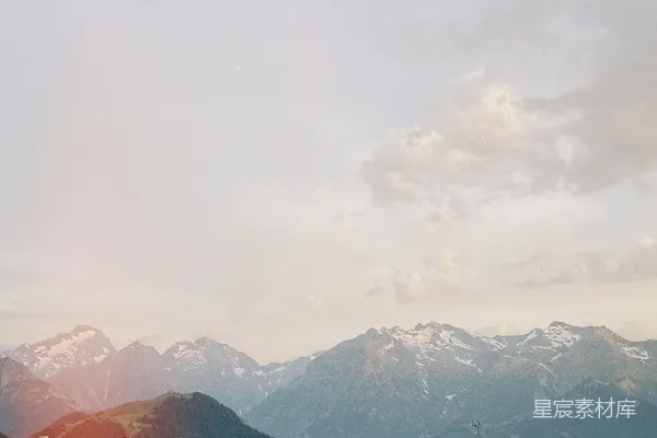 高清摄影 云遮雾罩下远处的雪山